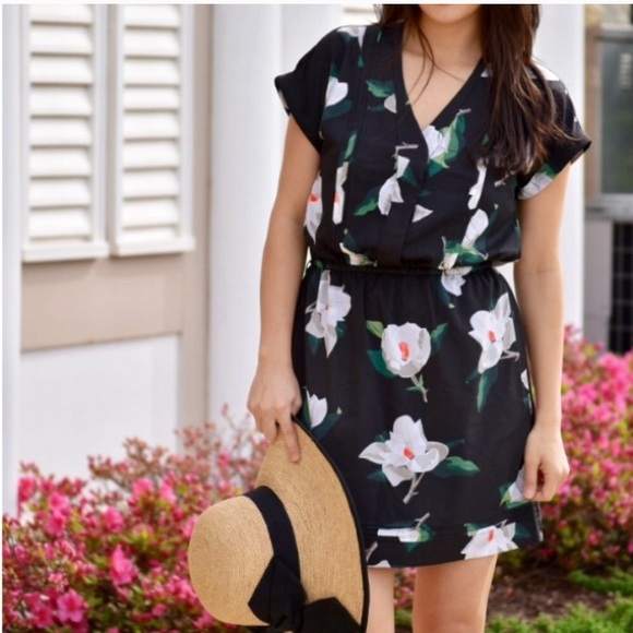 Banana Republic Dresses & Skirts - Banana Republic Floral Lily Tie Waist Dress